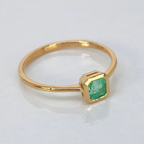 Anillo Solitario Esmeralda Cuadrada 48PTS Oro amarillo 18k / Talla 6 1/2 / 1,65 Gr *