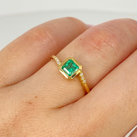 Anillo Solitario Esmeralda 80PTS Diamantes 6PTS Oro amarillo 18k / Talla 6 / 2,05 Gr *