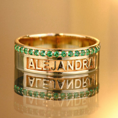 Anillo Nombre Personalizado Con Esmeraldas POR FABRICACION Oro amarillo 18k / Talla 5 /10 / 4,5 Gr *