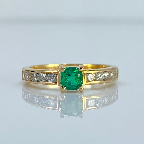 Anillo Solitario / 30 Pts De Esmeralda / 30 Pts De Diamantes Oro amarillo 18k / Talla 5 3/4 / 2,85 Gr *