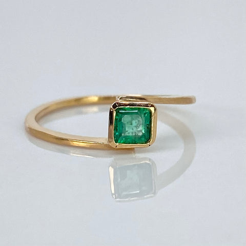 Anillo Solitario Esmeralda Rombo 40PTS  Oro amarillo 18k / Talla 5 3/4 / 1,4 Gr *