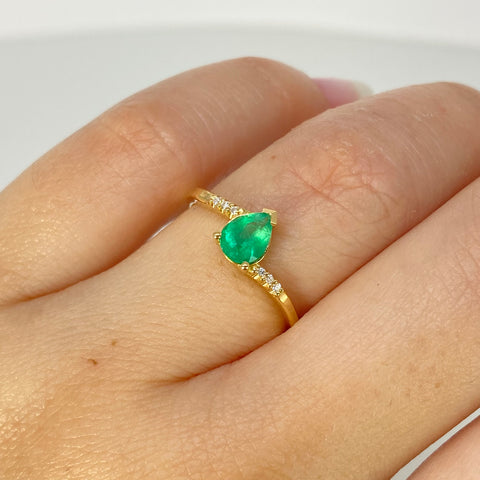 Anillo Solitario 95PTS Esmeralda / 6PTS Diamantes / Oro amarillo 18k / Talla 6 1/2 / 1,8 Gr †
