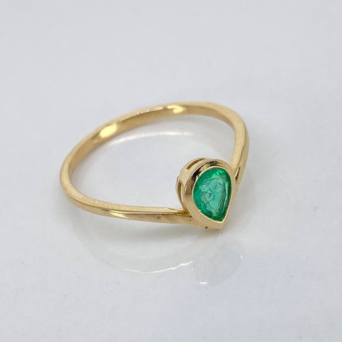 Anillo Solitario Lagrima Esmeralda 0.48CT  Oro amarillo 18k / Talla 6 3/4 / 1,9 Gr *