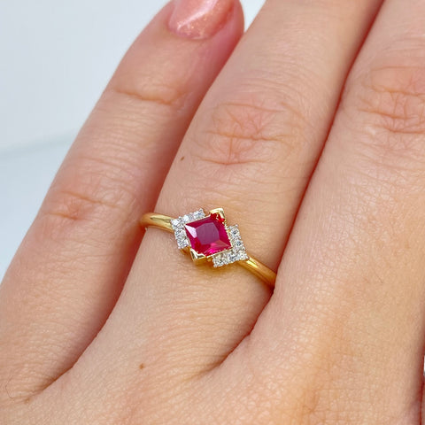Anillo Solitario Rombo Circón Fucsia Blancos Oro amarillo 18k / Talla 6 1/4 / 1,48 Gr †
