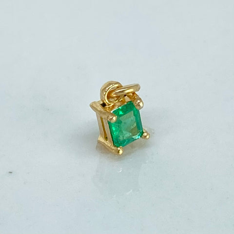 Dije Cuadrado Esmeralda 25PTS Oro amarillo 0,31 Gr / 0,8 Cm *