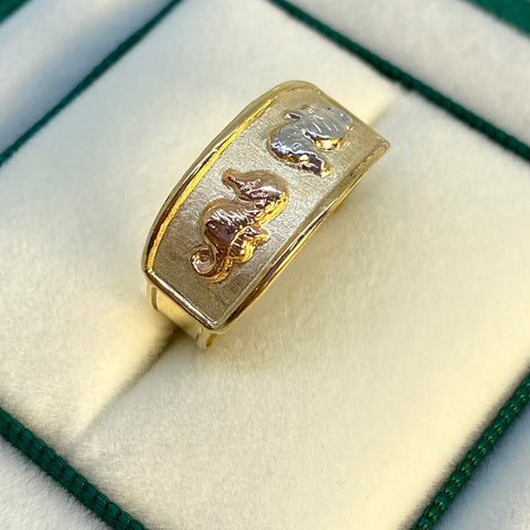Anillo Caballitos De Mar Fondo Diamantado Tres oros 18k / Talla 8 / 1,62 Gr *