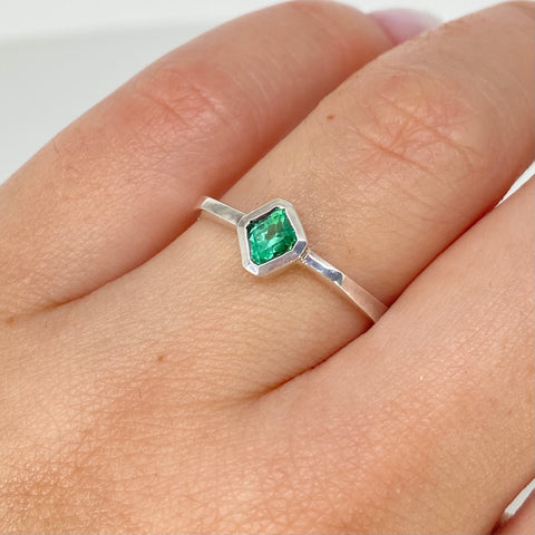 Anillo Esmeralda Rombo 0.36Ct / Talla 8 1/4 Plata 925 1,76 Gr *