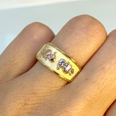 Anillo Caballitos De Mar Fondo Diamantado Tres oros 18k / Talla 8 / 1,62 Gr *