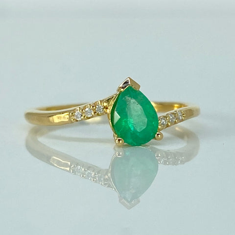 Anillo Solitario 95PTS Esmeralda / 6PTS Diamantes / Oro amarillo 18k / Talla 6 1/2 / 1,8 Gr †
