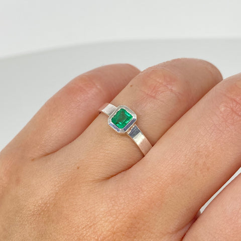 Anillo Esmeralda Rectangular 0.3Ct / Talla 7 1/2 Plata 925 2,12 Gr *
