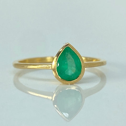 Anillo Solitario Esmeralda Lagrima 110PTS Oro amarillo 18k / Talla 6 / 1,5 Gr †