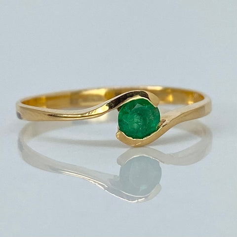 Anillo Solitario Esmeralda 30PTS  Oro amarillo 18k / Talla 6 3/4 / 1,3 Gr *