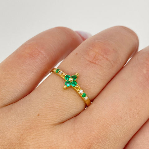 Anillo Trebol Esmeraldas 18pts Diamantes 6pts Oro amarillo 18k / Talla 6 / 1,86 Gr *