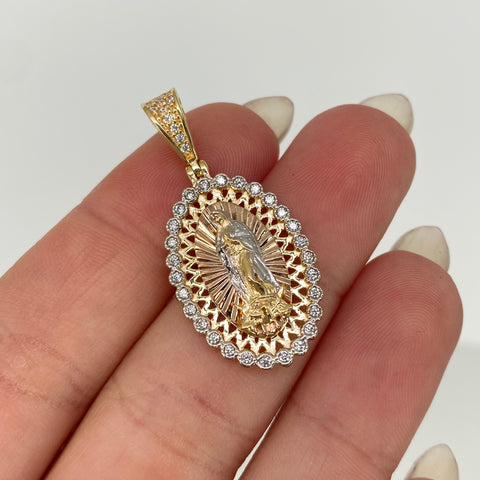 Dije Virgen Guadalupe Circones Blancos  Tres oros 18k 4,57 Gr / 3,2 Cm
