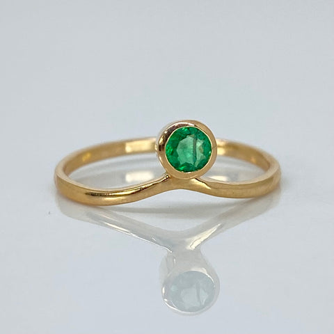 Anillo Solitario Esmeralda Circulo 30PTS Oro amarillo 18k / Talla 6 1/2 / 1,56 Gr