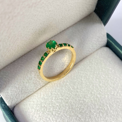 Anillo 9 Piedras De Esmeraldas / 50 Pts de Esmeraldas  Oro amarillo 18k / Talla 6 3/4 / 3,0 Gr †