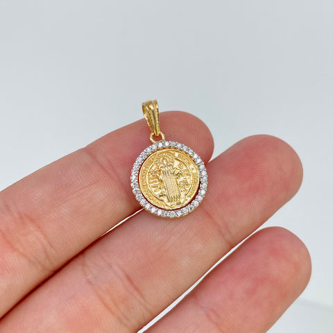 Dije San Benito Borde Circones Blancos Oro amarillo 18k 2,19 Gr / 2,2 Cm