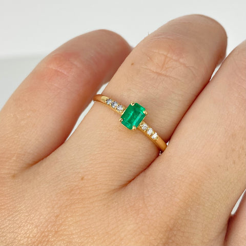 Anillo Solitario Rectangular 35PTS Esmeralda / 6PTS Diamantes Oro amarillo 18k / Talla 6 1/2 / 1,7 Gr †