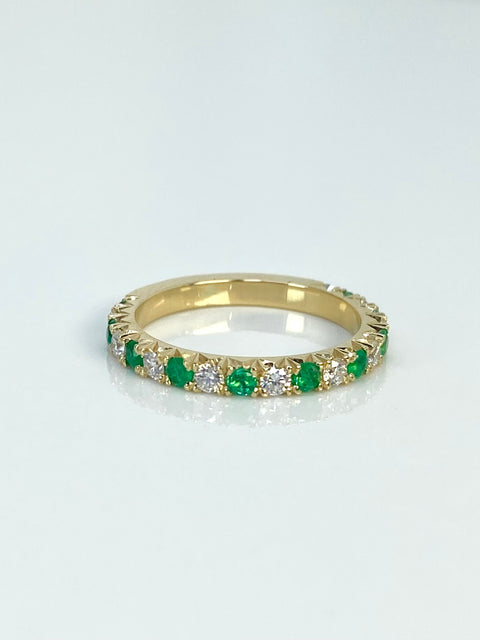 Anillo Argolla Esmeralda / 40 Pts De Esmeralda / 44 Pts Diamantes  POR FABRICACIÓN Oro amarillo 18k / Talla 7 1/4 / 3,63 Gr *