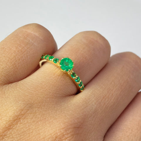 Anillo 9 Piedras De Esmeraldas / 50 Pts de Esmeraldas  Oro amarillo 18k / Talla 6 3/4 / 3,0 Gr †