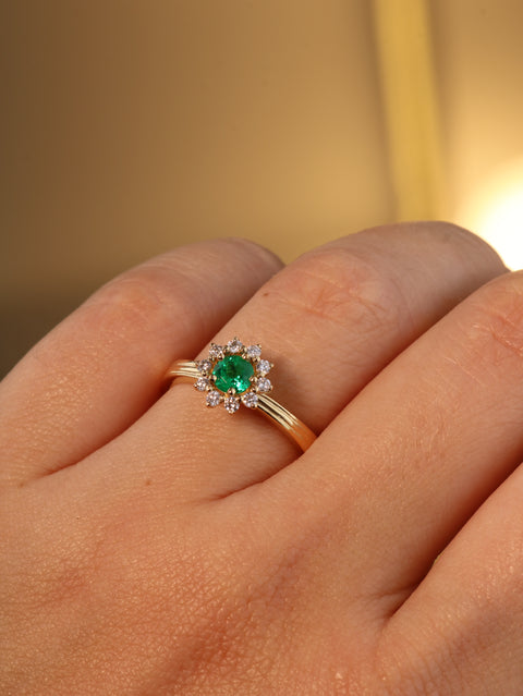 Anillo Solitario Esmeraldas 36Pts Diamantes 18Pts POR FABRICACION Oro amarillo 18k / Talla 5/10 / 4 Gr / 4,5 mm *