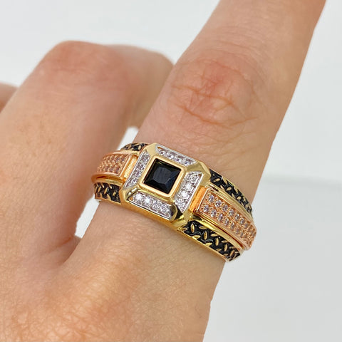 Anillo Cuadro Central Circones Negros  Y Blancos Tres oros 18k / Talla 10 / 6,45 Gr *