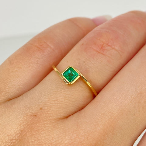 Anillo Solitario Esmeralda Rombo 40PTS  Oro amarillo 18k / Talla 5 3/4 / 1,4 Gr *