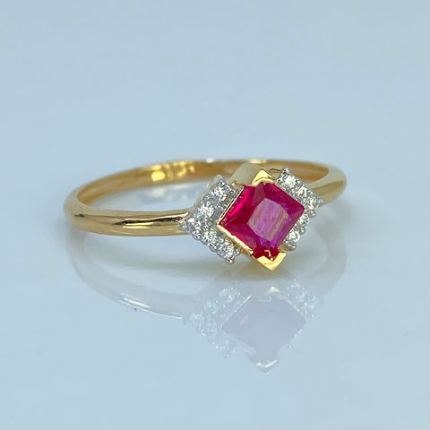 Anillo Solitario Rombo Circón Fucsia Blancos Oro amarillo 18k / Talla 6 1/4 / 1,48 Gr †