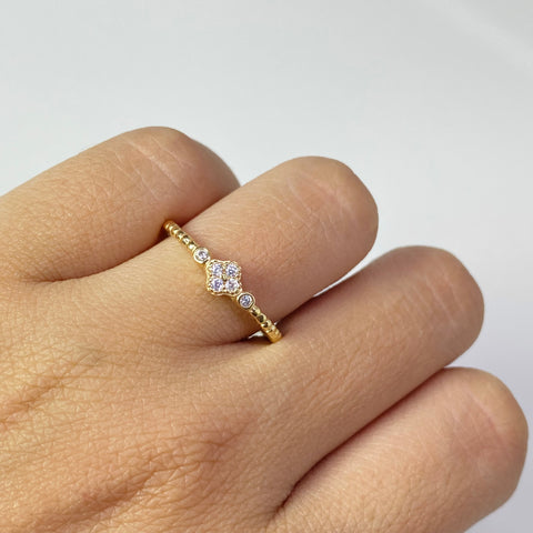 Anillo Flor Circones Blancos Oro amarillo 18k / Talla 5 3/4 / 1,88 Gr