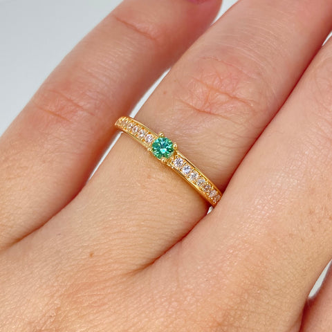 Anillo Solitario Churumbela Circones Blancos Verde Oro amarillo / Talla 6 1/2 / 2,05 Gr