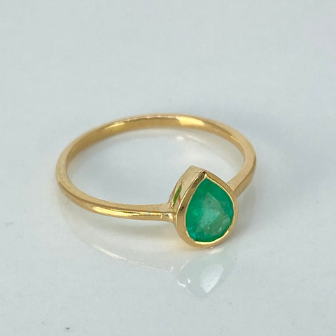 Anillo Solitario Esmeralda Lagrima 110PTS Oro amarillo 18k / Talla 6 / 1,5 Gr †