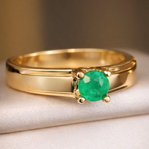 Anillo Solitario Esmeralda 0.31Ct  Oro amarillo 18k / Talla 5 3/4 / 3,12 Gr / 4,5 mm  *