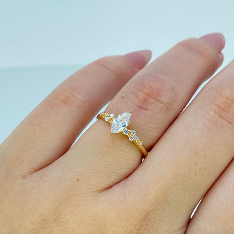 Anillo Solitario Marquis Circones Blancos POR FABRICACION Oro amarillo 18k / Talla 6 / 1,67 Gr *