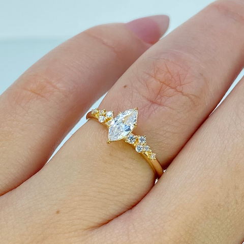 Anillo Solitario Marquis Circones Blancos POR FABRICACION Oro amarillo 18k / Talla 6 / 1,67 Gr *