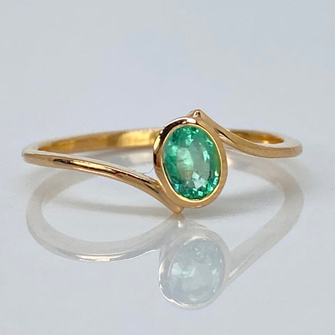 Anillo Solitario Esmeralda Ovalada 40PTS  Oro amarillo 18k / Talla 6 3/4 / 1,65 Gr *