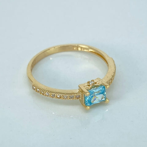 Anillo Solitario Rectangular Circones Blancos Celestes Oro amarillo / Talla 7 3/4 / 2 Gr †