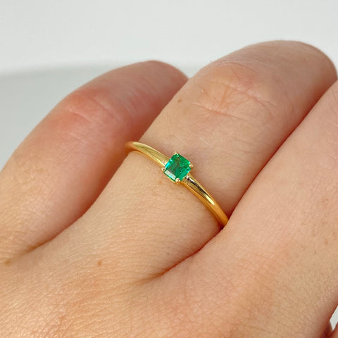 Anillo Solitario 20PTS Esmerlada Oro amarillo 18k / Talla 6 3/4 / 1,6 Gr †