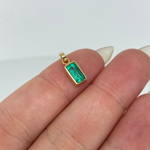 Dije Rectangular Esmeralda 45PTS Oro amarillo 0,85 Gr / 1,6 Cm *