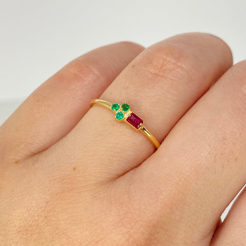 Anillo 11PTS Ruby / 3 Esmeraldas 4PTS Oro amarillo 18k / Talla 6 3/4 / 1,3 Gr / 3 mm *