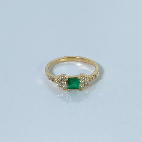 Anillo Princesa Cuadrado / 40 Pts Esme / 30 Pts Diam Oro amarillo 18k / Talla 6 1/4 / 1,85 Gr †