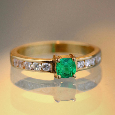 Anillo Solitario / 38 Pts De Esmeralda / 40 Pts De Diamantes Oro amarillo 18k / Talla 5 3/4 / 2,85 Gr †