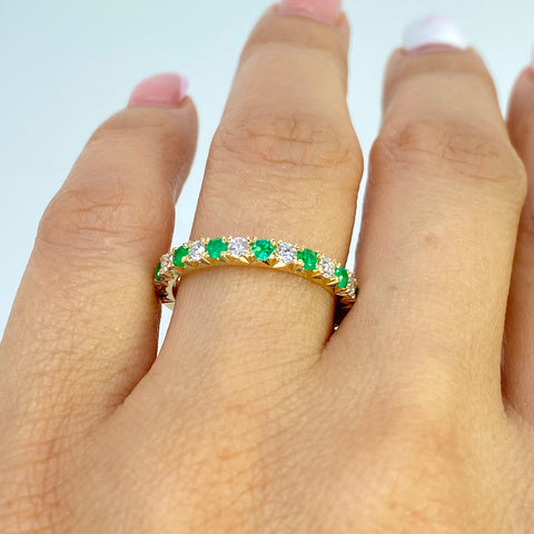 Anillo Argolla Esmeralda / 40 Pts De Esmeralda / 44 Pts Diamantes  POR FABRICACIÓN Oro amarillo 18k / Talla 7 1/4 / 3,63 Gr *