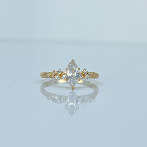 Anillo Solitario Marquis Circones Blancos POR FABRICACION Oro amarillo 18k / Talla 6 / 1,67 Gr *