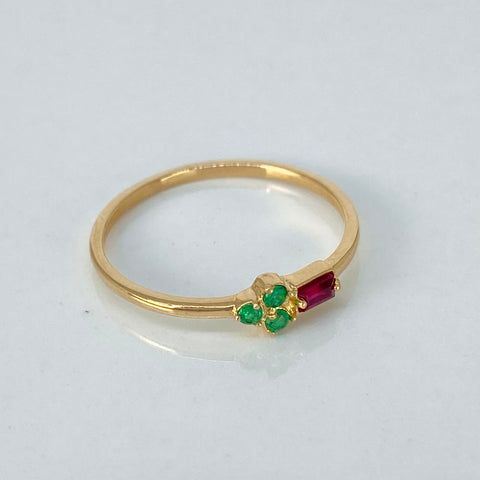 Anillo 11PTS Ruby / 3 Esmeraldas 4PTS Oro amarillo 18k / Talla 6 3/4 / 1,3 Gr / 3 mm *
