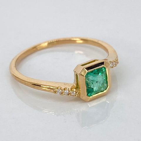 Anillo Solitario Esmeralda 80PTS Diamantes 6PTS Oro amarillo 18k / Talla 6 / 2,05 Gr *