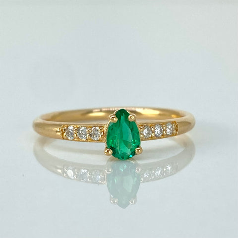 Anillo Solitario Lagrima 21PTS Esmeralda / 9PTS Diamantes Oro amarillo 18k / Talla 5 3/4 / 1,82 Gr *