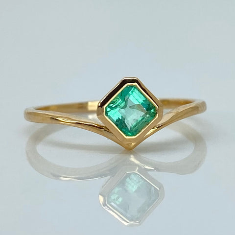 Anillo Solitario Esmeralda Rombo 55PTS Oro amarillo 18k / Talla 6 3/4 / 1,7 Gr