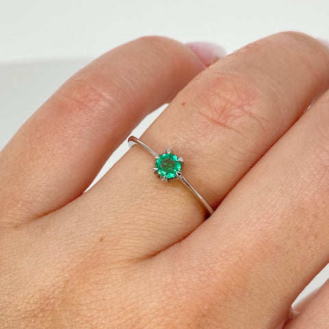 Anillo Solitario Esmeralda 0.24Ct  Oro blanco 18k / Talla 6 / 1,5 Gr *
