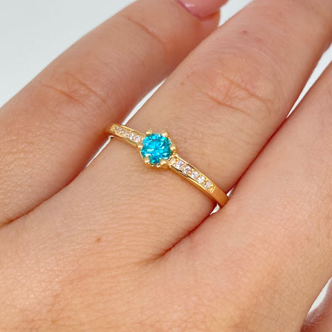 Anillo Solitario Circones Blancos Celeste Oro amarillo / Talla 7 1/2 / 2 Gr †