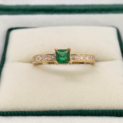 Anillo Solitario Cuadro Circon Verde Y Blancos Oro amarillo 18k / Talla 6 1/2 / 2,50 Gr